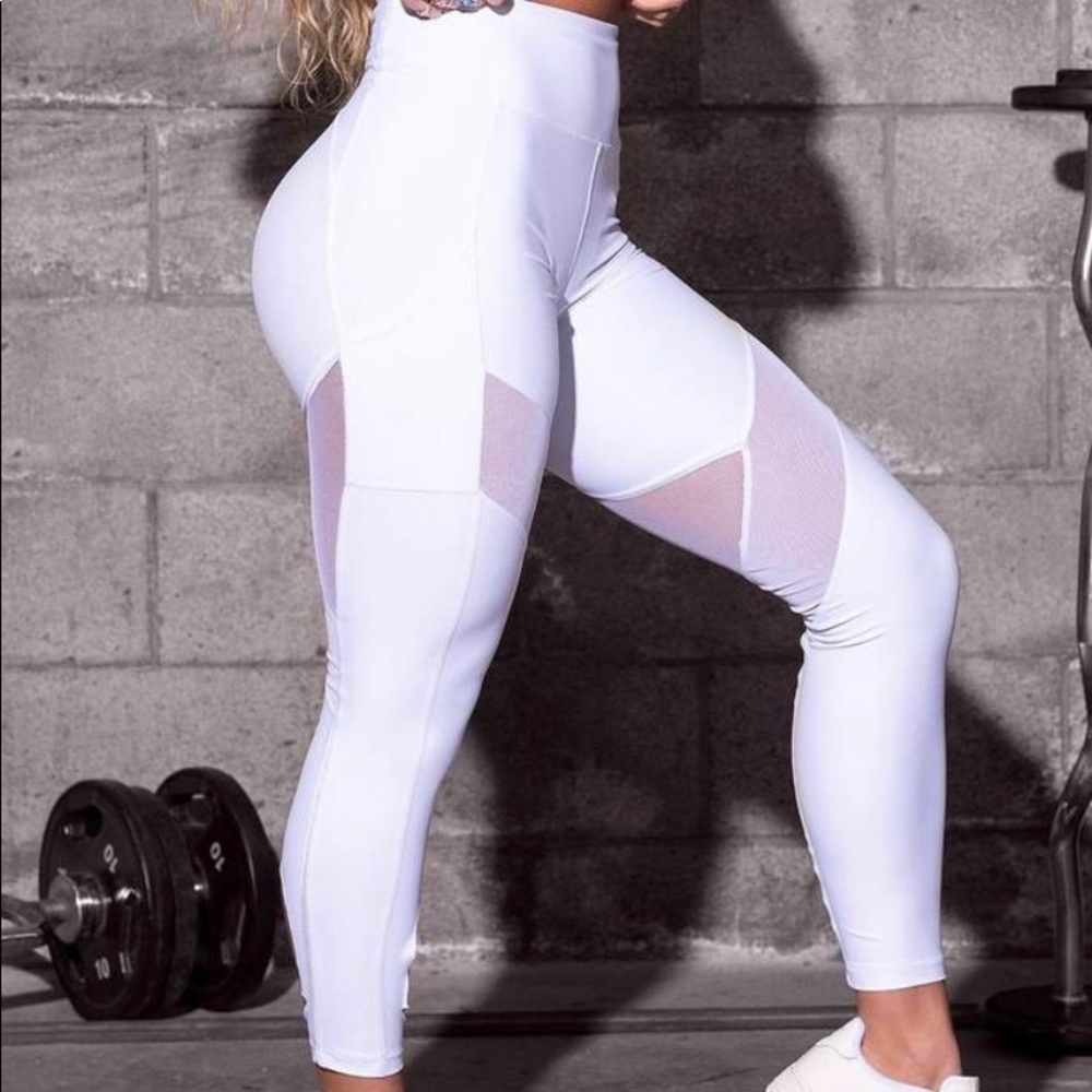 🚫 SOLD ELSEWHERE 🚫 white leggings